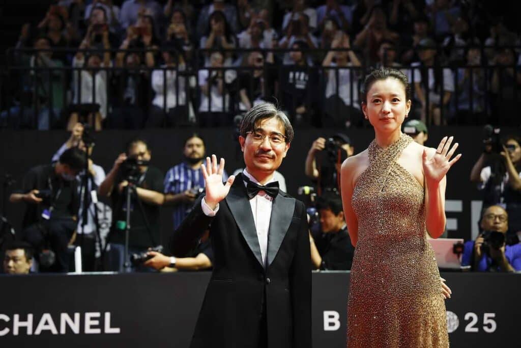 Netflixシリーズ『匿名の恋人たち』より月川翔監督とハン・ヒョジュ