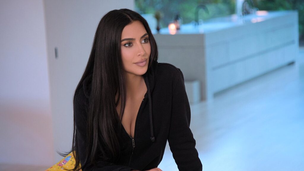 キム・カーダシアン、ディズニープラス『カーダシアン家のセレブな日常（原題：The Kardashians）』より 写真：Disney