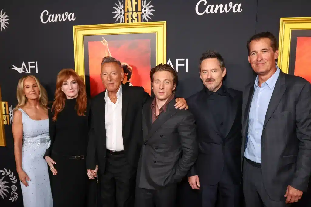 エレン・ゴールドスミス＝ヴァイン、パティ・スキャルファ、ブルース・スプリングスティーン、ジェレミー・アレン・ホワイト、スコット・クーパー、スコット・ステューバー、『スプリングスティーン 孤独のハイウェイ』AFIフェストのOP上映より 写真：Jesse Grant/Getty Images for 20th Century Studios