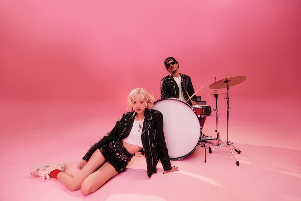 ブルーノ・マーズ＆ロゼのコラボ曲「APT.」のMVより 写真：John V. Esparza