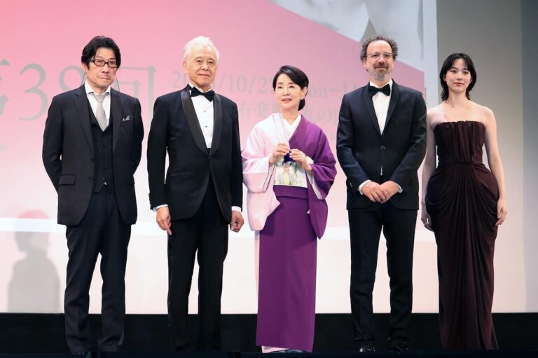 （左から）阪本順治監督、安藤裕康チェアマン、吉永小百合、コンペ部門の審査委員長カルロ・シャトリアン、のん