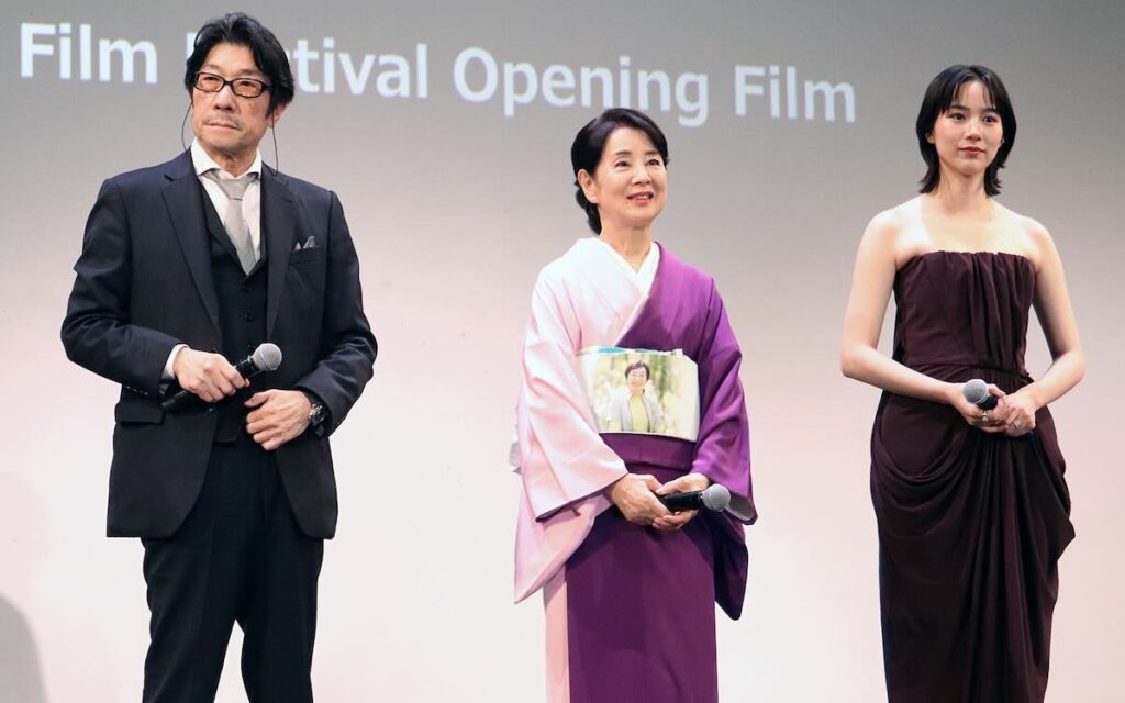 （左から）阪本順治監督、吉永小百合、のん