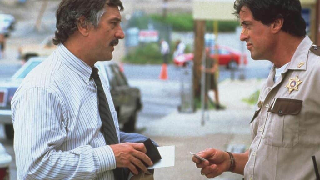 （左から）ロバート・デ・ニーロ、シルベスター・スタローン、『コップランド』（1997年）より 写真：Prime Video