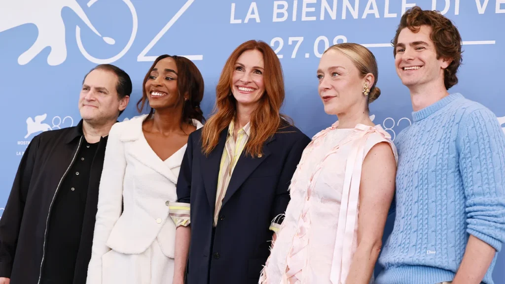 第82回ヴェネツィア国際映画祭に出席したマイケル・スタールバーグ、アイオウ・エディバリー、ジュリア・ロバーツ、クロエ・セヴィニー、アンドリュー・ガーフィールド 写真：THR.com