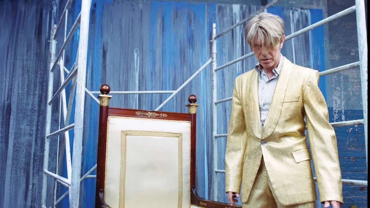 デヴィッド・ボウイ、2003年のアルバム『リアリティ』の撮影セットの玉座と
