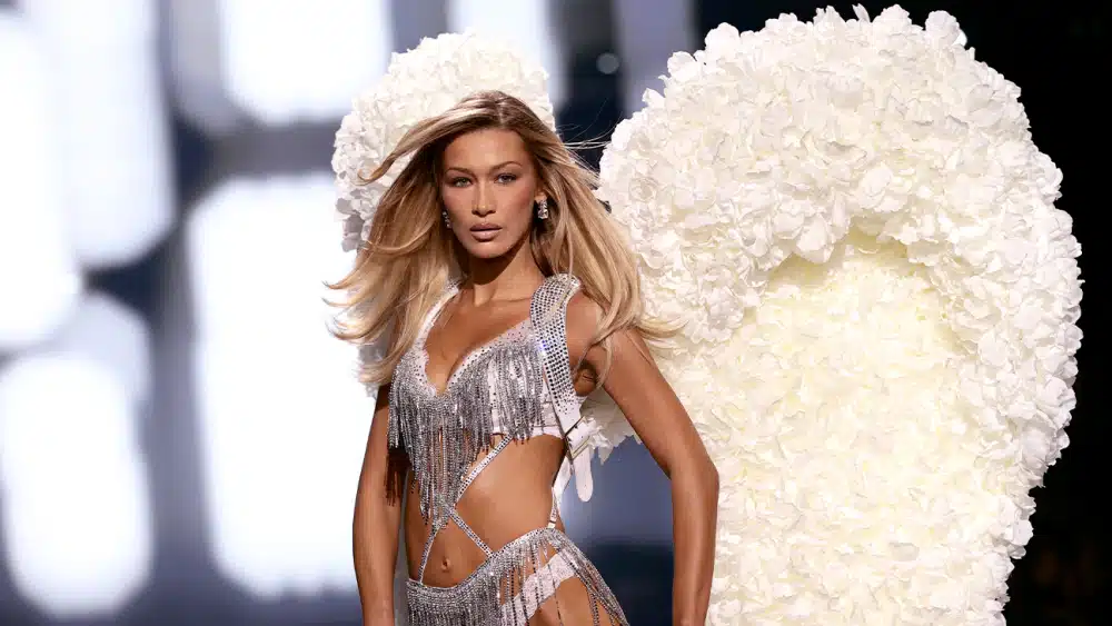 ベラ・ハディッド 写真：Dimitrios Kambouris/Getty Images for Victoria's Secret