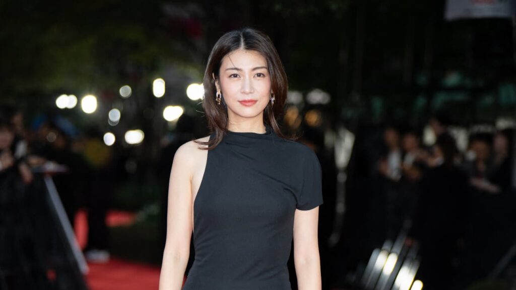 第38回東京国際映画祭オープニングセレモニーに登壇した瀧内公美 写真：LAURENT HOU/Hans Lucas/AFP via Getty Images