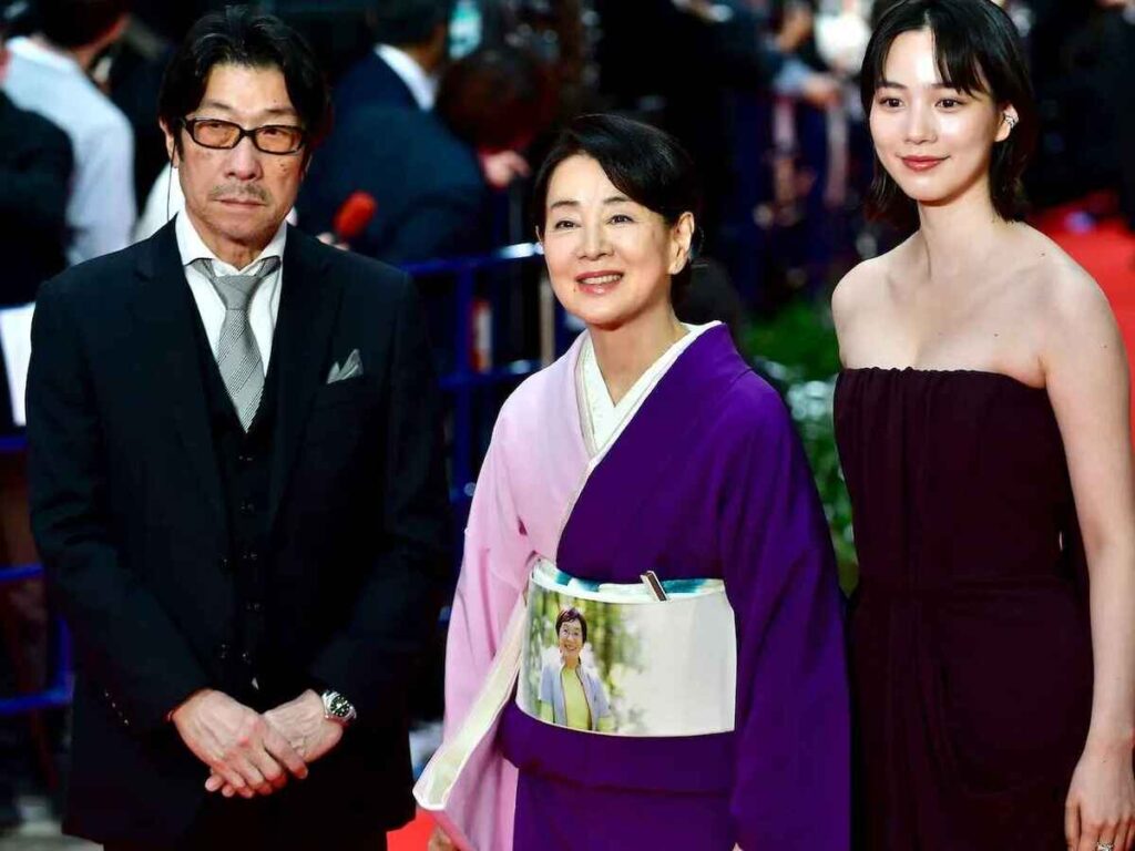 （左から）阪本順治監督、吉永小百合、のんが東京映画祭のレッドカーペットを歩く