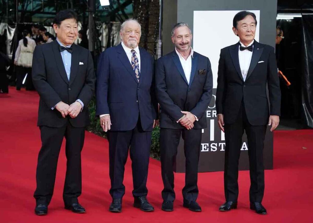 （左から）山本又一朗、ポール・シュレイダー、アラン・プール、都倉俊一が2025年東京国際映画祭のオープニングセレモニーに出席