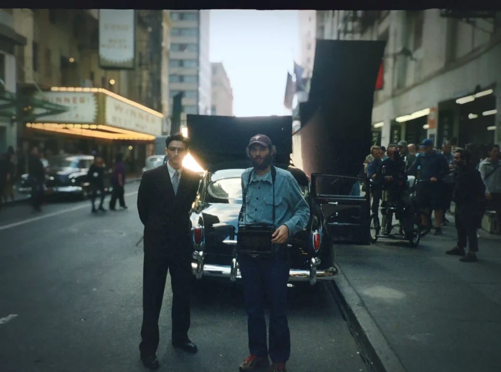 （左から）ティモシー・シャラメ、ジョシュ・サフディ監督映画『マーティ・シュプリーム（原題：Marty Supreme）』のセットにて 写真：A24
