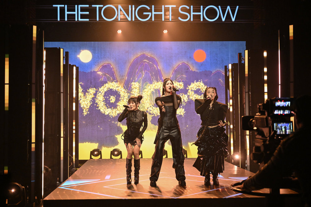 『KPOPガールズ！ デーモン・ハンターズ』で声優を務めたレイ・アミ、イジェ、オードリー・ヌナ 写真：Jimmy Fallon's late night show