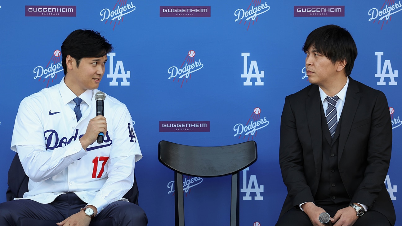大谷翔平と元通訳の水原一平(2023年12月) 写真:Rob Leiter/MLB Photos via Getty Images