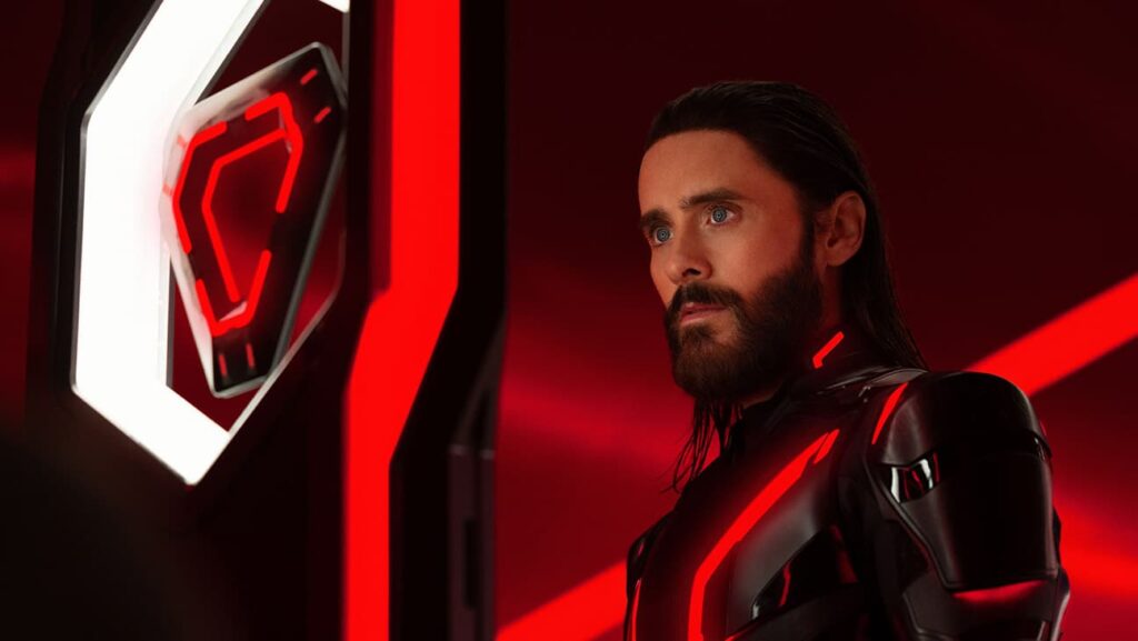 ジャレッド・レト、『トロン：アレス』より 写真：Leah Gallo/Disney