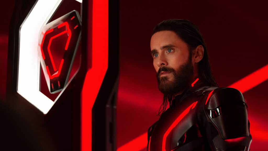 ジャレッド・レト、『トロン：アレス』より 写真：Leah Gallo/Disney