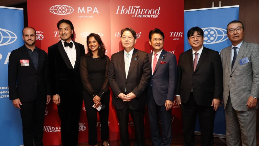 （左から）スカイラー・ワイス、平岳大、ウルミラ・ヴェヌゴパラン、林芳正総務大臣、山下貴司元法務大臣、山田太郎元前デジタル大臣政務官、日本映画製作者連盟代表理事の島谷能成 写真：MPA