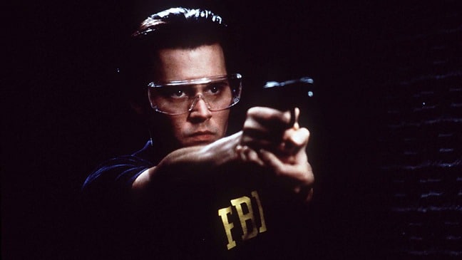 『フェイク』より 写真:Mandalay Entertainment