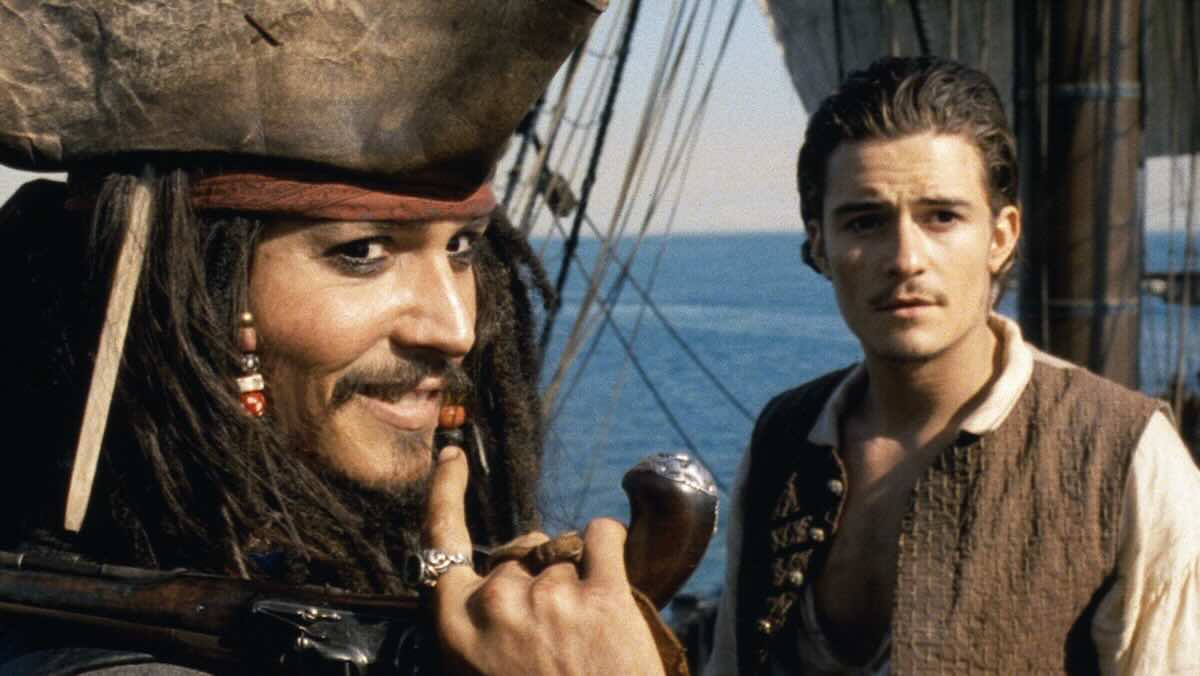 (左から)ジョニー・デップ、オーランド・ブルーム、映画『パイレーツ・オブ・カリビアン/呪われた海賊たち』(2003)より