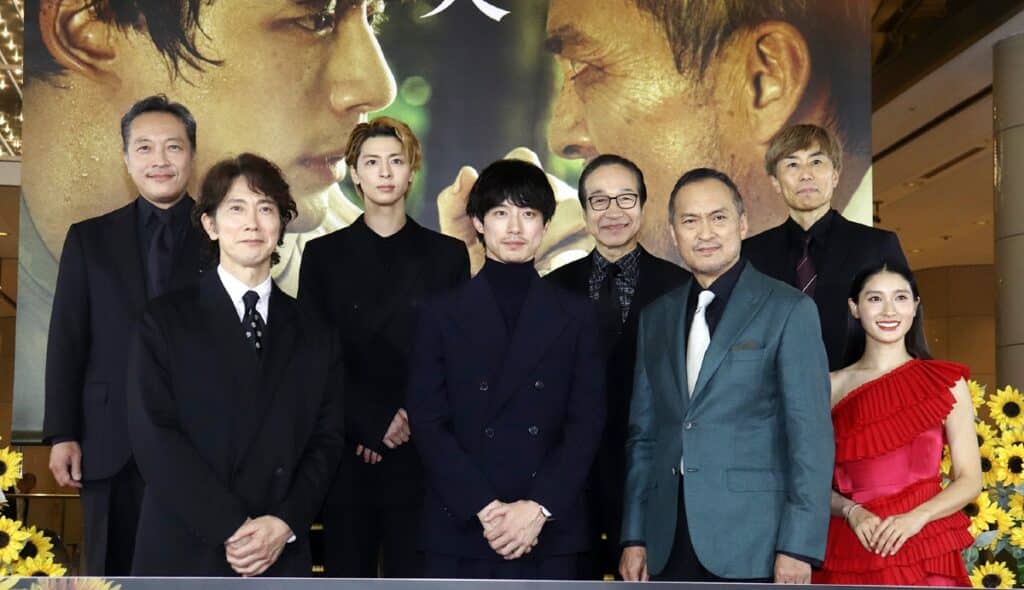 左から音尾琢真、佐々木蔵之介、高杉真宙、坂口健太郎、小日向文世、渡辺謙、熊澤尚人監督、土屋太鳳 ©︎The Hollywood Reporter Japan