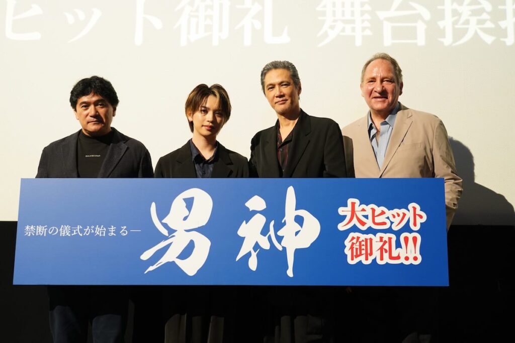 （左から）志賀プロデューサー、岩橋、加藤、グラバー