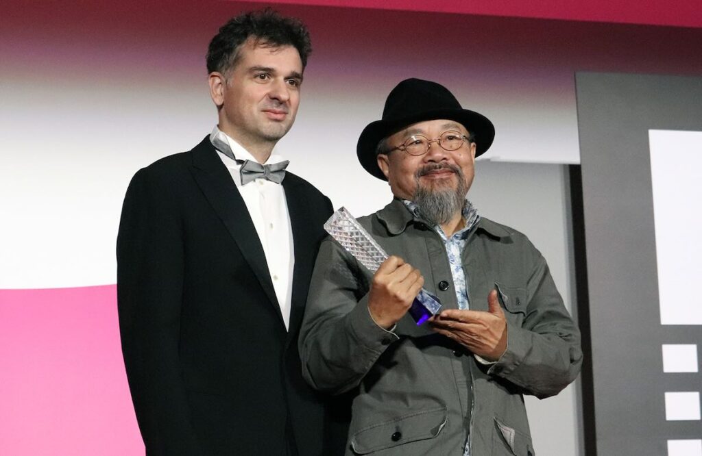 審査員特別賞のリティ・パン監督と審査員のマチュー・ラクロー