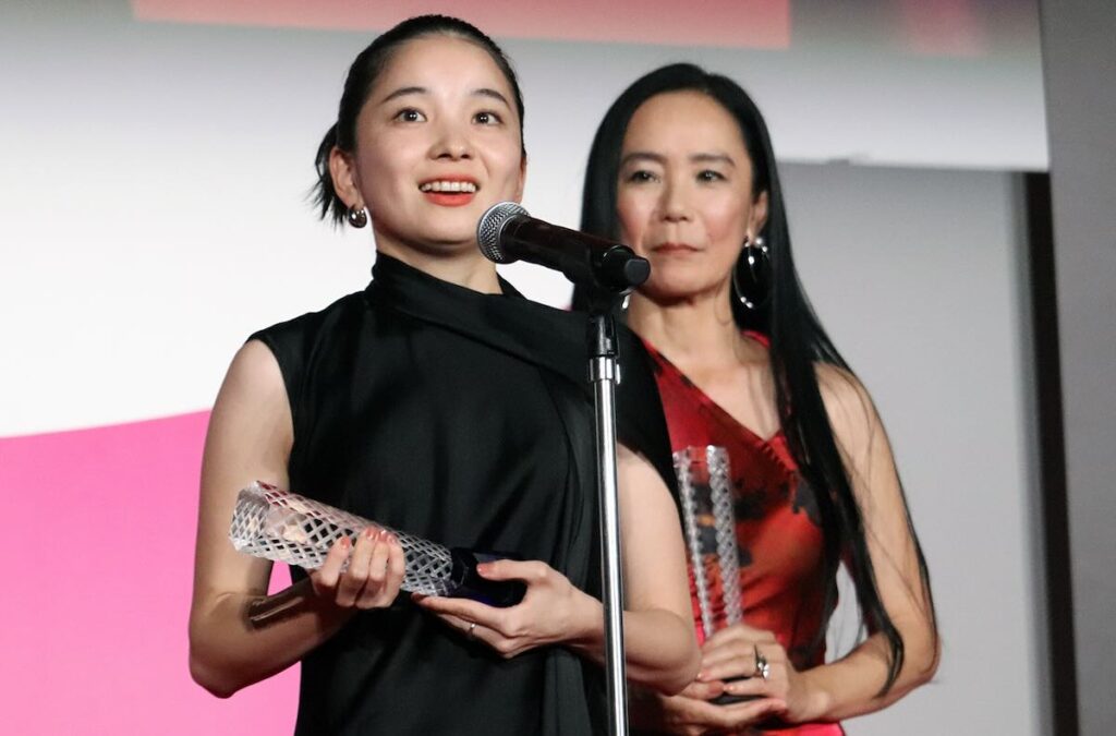 『恒星の向こう側』で最優秀女優賞の福地桃子(中)と河瀨直美(右)