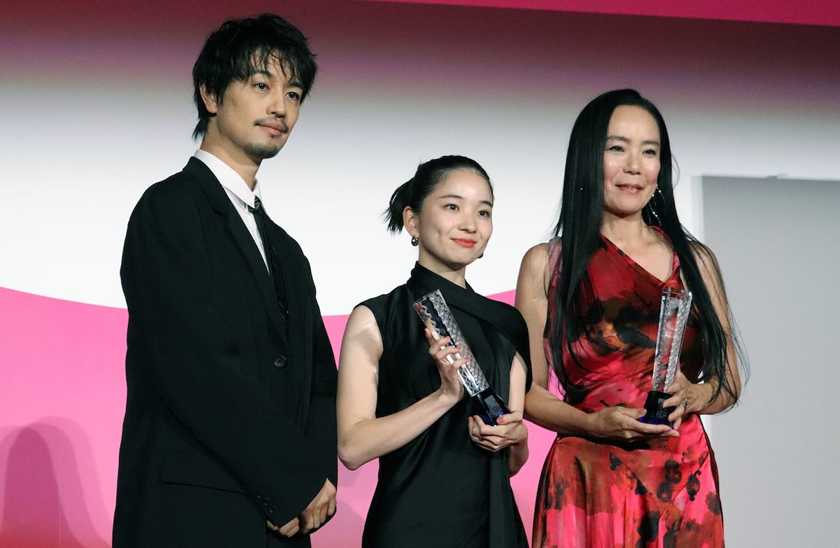 審査員の斎藤工と、『恒星の向こう側』で最優秀女優賞の福地桃子（中）と河瀨直美（右）
