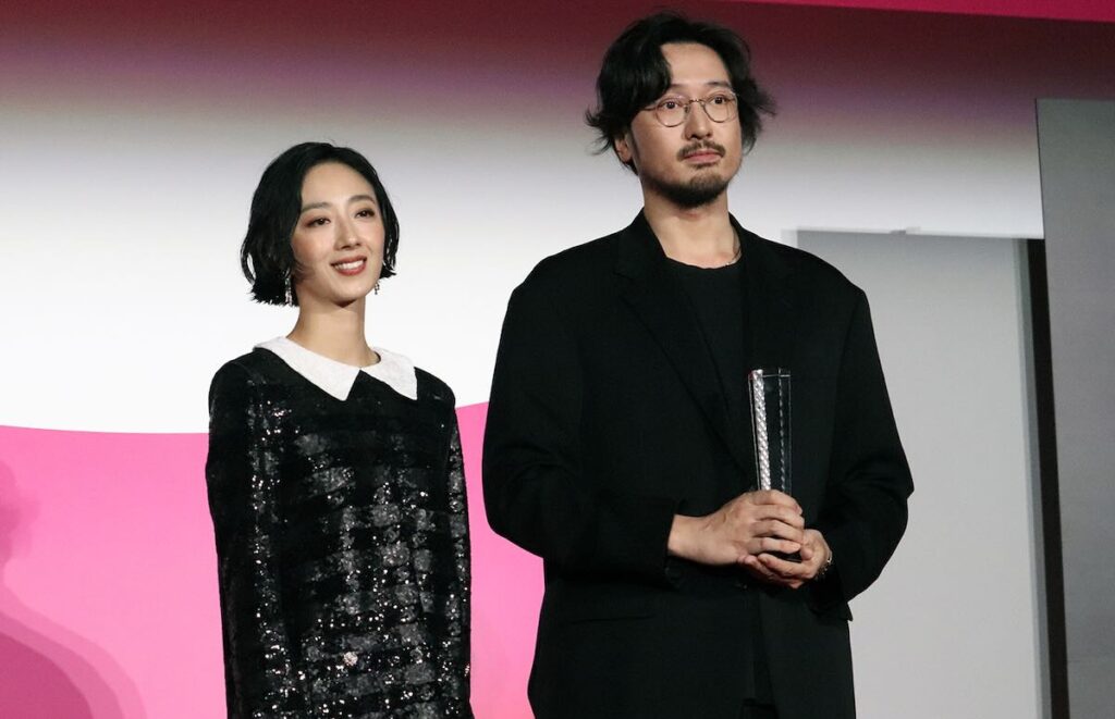 最優秀男優賞のワン・チュアンジュンと審査員のグイ・ルンメイ