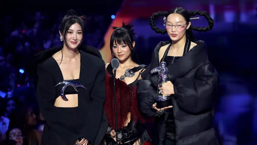 (左から)EJAE、レイ・アミ、オードリー・ヌナ、2025年のVMA(ビデオ・ミュージック・アワード)にて 写真:Manny Carabel/Getty Images for MTV