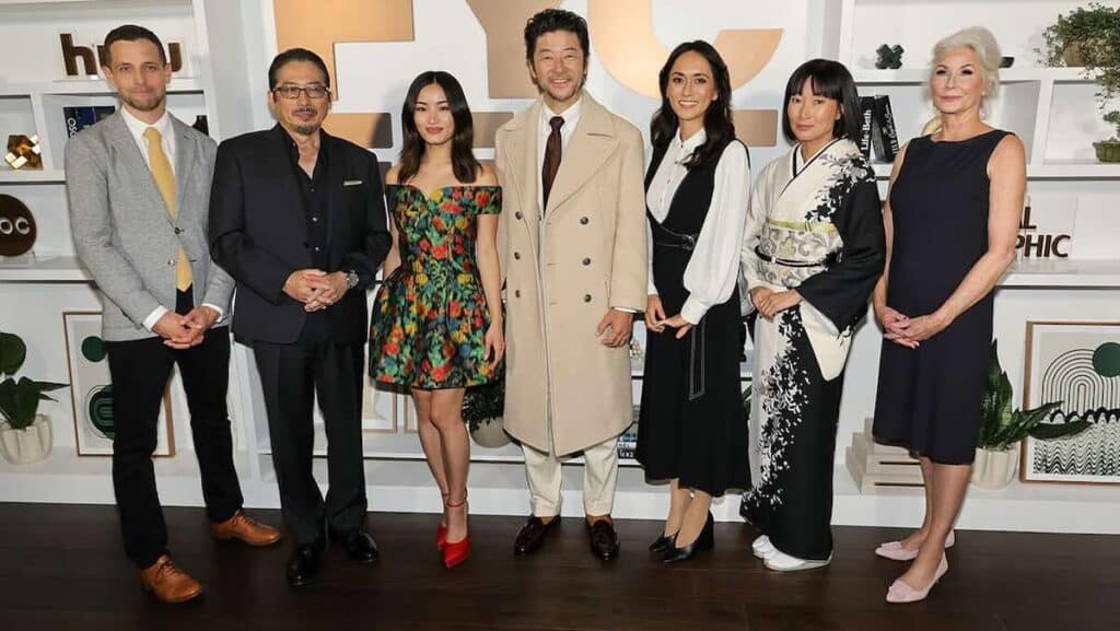 (左から)ジャスティン・マークス、真田広之、アンナ・サワイ、浅野忠信、レイチェル・コンドウ、宮川恵里子、ミカエラ・クラヴェル 写真: KEVIN WINTER/GETTY IMAGES