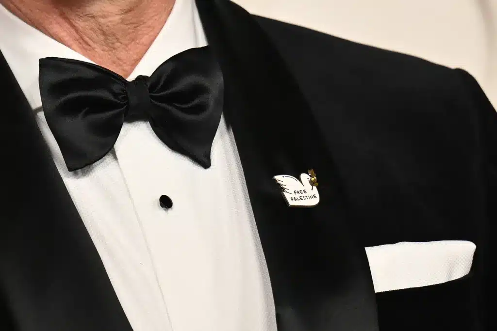 第97回アカデミー賞の授賞式において、「Free Palestine(パレスチナに自由を)」のピンを付けて登壇したガイ・ピアース 写真:NGELA WEISS/AFP via Getty Images