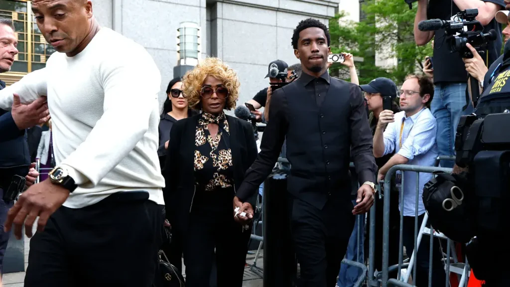 2025年5月12日、ニューヨーク市マンハッタン南部連邦裁判所で行われたショーン・“ディディ”・コムズの裁判の陪審員選定手続きの再開に、母親のジャニス・コムズと息子のキング・コムズが到着した 写真：John Lamparski/Getty Images