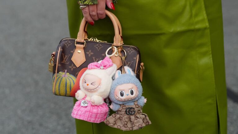 ラブブ 写真：Edward Berthelot/Getty Images