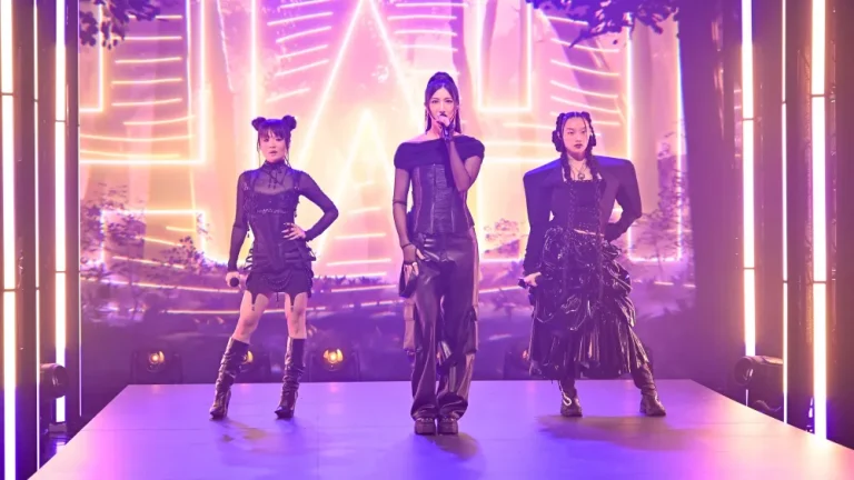 （左から）レイ・アミ、EJAE、オードリー・ヌナ、米人気番組『ザ・トゥナイト・ショー』に登場し、パフォーマンスを披露した 写真：Todd Owyoung/NBC via Getty Images