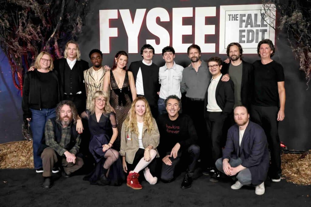 ベッツィ・パターソン、カイル・ディクソン、ジェイミー・キャンベル・バウアー、ケイレブ・マクラフリン、エイミー・パリス、ミリー・ボビー・ブラウン、サラ・ヒンズガウル、フィン・ウォルフハード、ノア・シュナップ、ショーン・レヴィ、ロス・ダファー、ゲイテン・マタラッツォ、マット・ダファー、マイケル・スタイン、そしてクレイグ・ヘニガン。 写真：Rodin Eckenroth/Getty Images