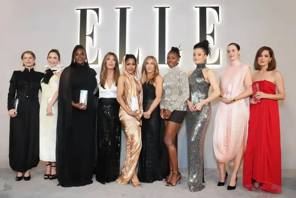 (左から)ジェシー・バックリー、エミリー・ブラント、ウンミ・モサク、『エル(ELLE)』編集長のニーナ・ガルシア、テヤナ・テイラー、ジェニファー・アニストン、ジェイミー・ローソン、チェイス・インフィニティ、レナーテ・レインスヴェ、ローズ・バーン 写真:Presley Ann/Getty Images for ELLE