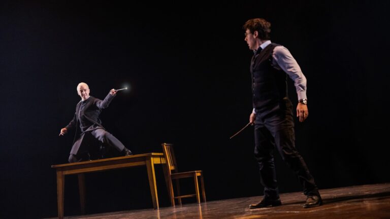 （左から）ドラコ・マルフォイ役のトム・フェルトン、ハリー・ポッター役のジョン・スケリー、ブロードウェイ公演『ハリー・ポッターと呪いの子』より 写真：Matthew Murphy