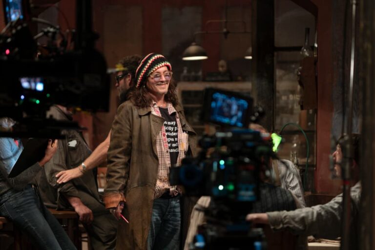 ジョニー・デップ、『モディリアーニ！』撮影現場にて  ©︎Modi Productions Limited 2024