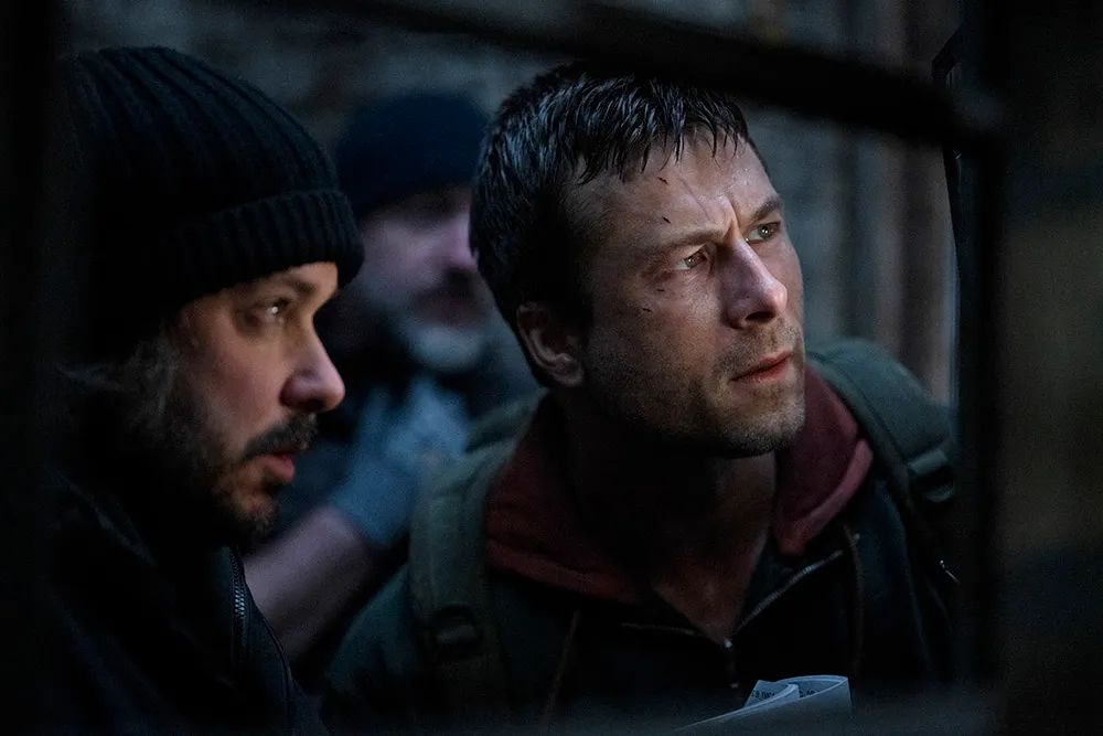 エドガー・ライト監督とグレン・パウエル、『ランニング・マン』撮影現場にて 写真:Paramount Pictures