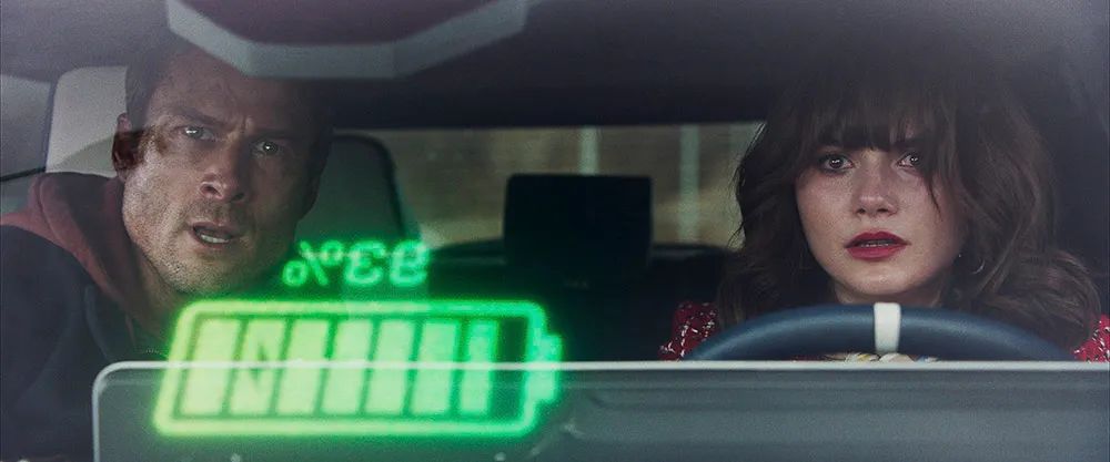 グレン・パウエルとエミリア・ジョーンズ、『ランニング・マン』より 写真:Paramount Pictures