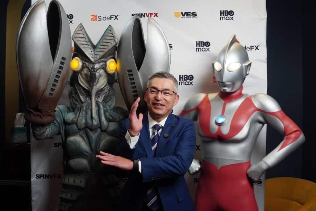 円谷プロダクションの永竹正幸社長とウルトラマン、バルタン星人
