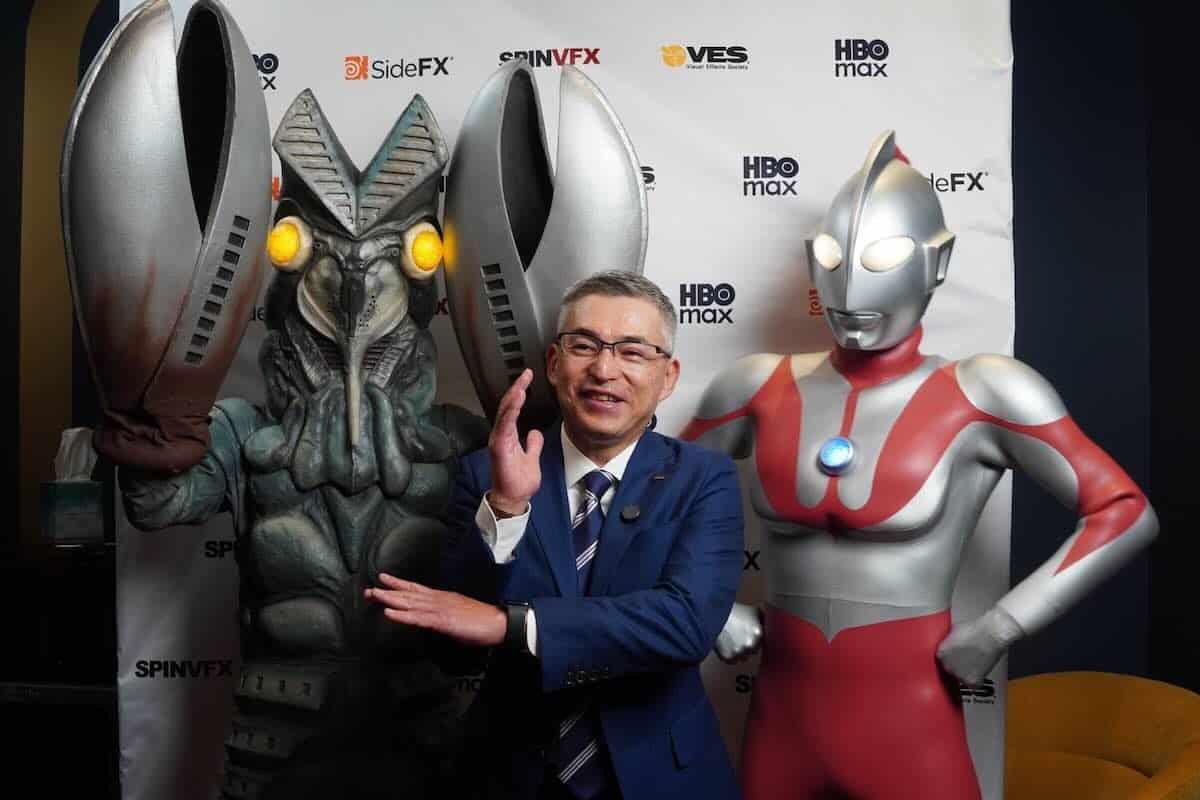 円谷プロダクションの永竹正幸社長とウルトラマン、バルタン星人