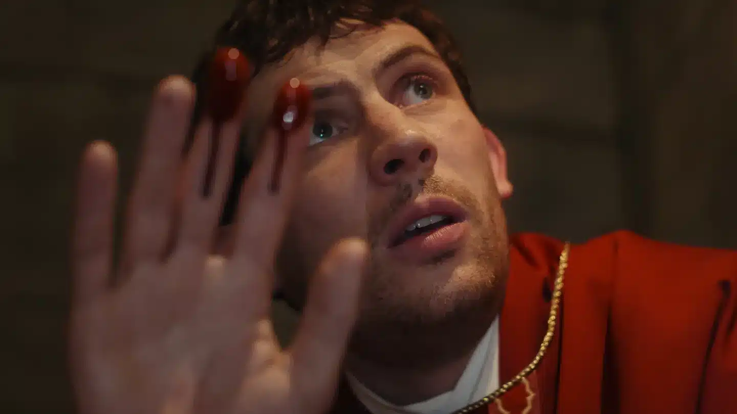 ジョシュ・オコナー、Netflix最新作『ナイブズ・アウト：ウェイク・アップ・デッドマン』より Courtesy of Netflix © 2025