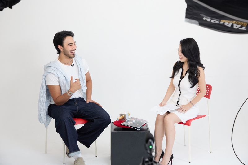 高橋アランと、インタビュアーの山咲こむぎ Photo: Ryo Tateoka