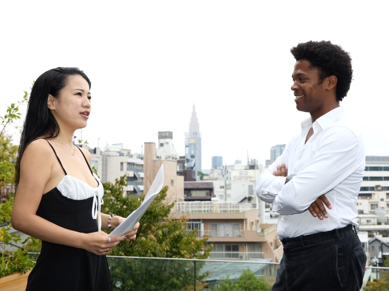 インタビュアーの山咲こむぎと、ジミー・ハーロッド Photo: Ryo Tateoka