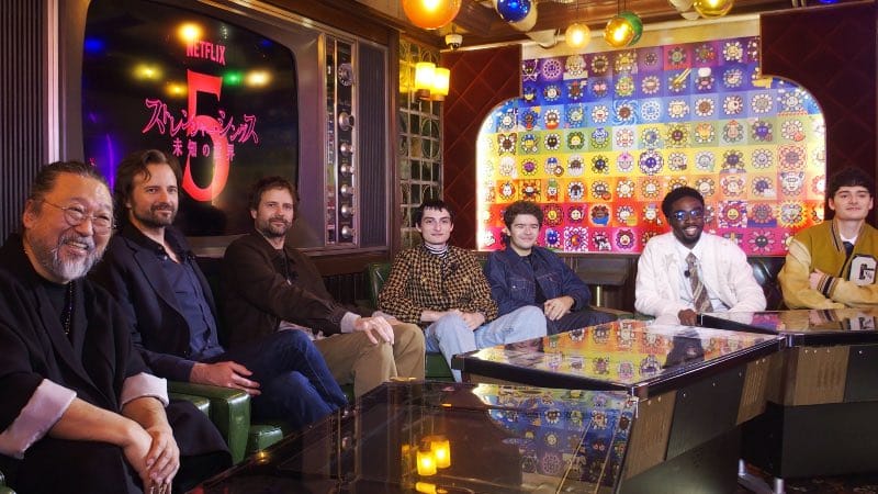 左から村上隆、マット・ダファー、ロス・ダファー、フィン・ウルフハード、ゲイテン・マタラッツォ、ケイレブ・マクロクリン、ノア・シュナップ 写真:The Hollywood Reporter Japan