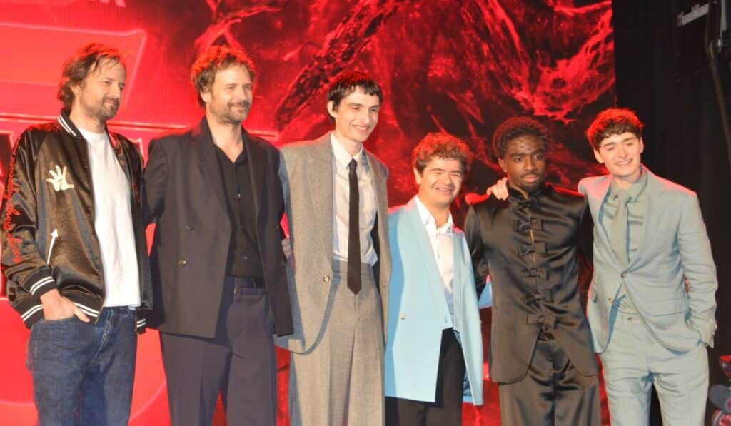 左からマット・ダファー、ロス・ダファー、フィン・ウルフハード、ゲイテン・マタラッツォ、ケイレブ・マクラフリン、ノア・シュナップ 写真：The Hollywood Reporter Japan