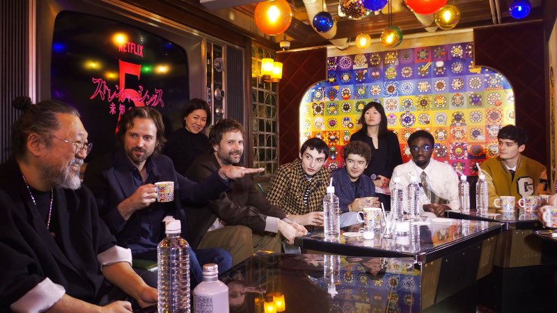 左から村上隆、マット・ダファー、ロス・ダファー、フィン・ウルフハード、ゲイテン・マタラッツォ、ケイレブ・マクロクリン、ノア・シュナップ 写真:The Hollywood Reporter Japan