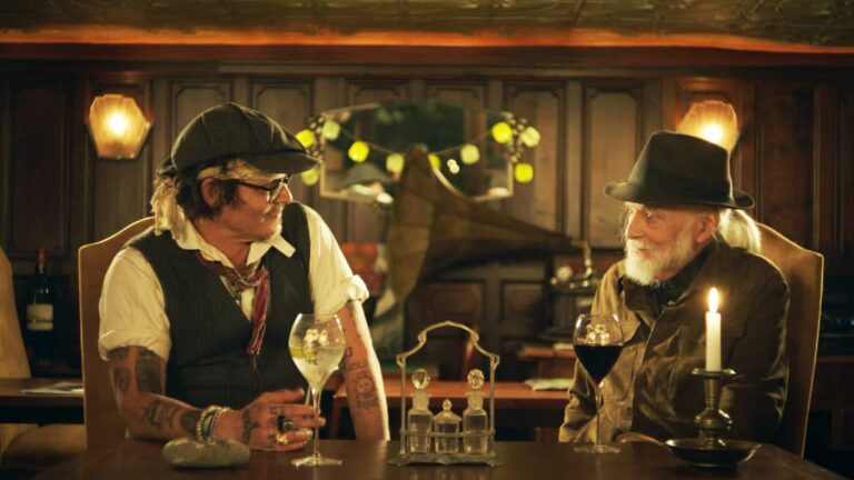 ジョニー・デップ、マイケル・チャップリン、映画『チャップリン』より ©The Caravan Trail, A.I.E, Kwanon Films Limited, and Submarine Sublime 2024 Charlie Chaplin™ © Bubbles Incorporated S