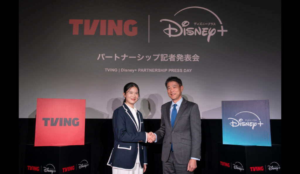 ジュリー・チョイ（KVING CEO）と、日色保（ウォルト・ディズニー・ジャパン株式会社 代表取締役社長） ⓒDisney