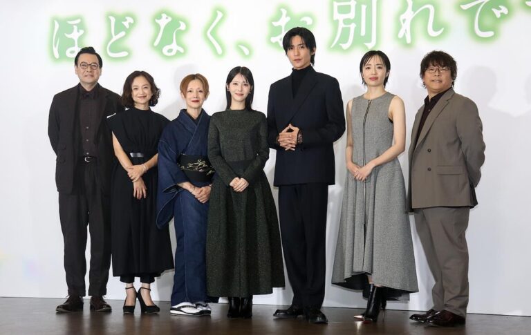 （左から）鈴木浩介、永作博美、夏木マリ、浜辺美波、目黒蓮、森田望智、三木孝浩監督